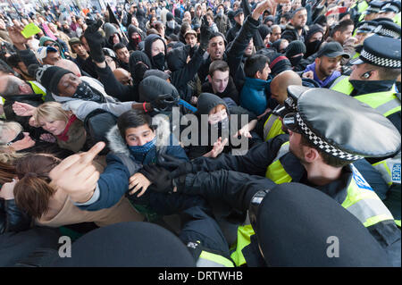 Slough, UK. 1. Februar 2014. Eine große Gruppe von Anhängern der English Defence League marschierten obwohl Slough in Berkshire, während eine Gegendemonstration von der antifaschistischen Bewegung inszeniert und angeschlossenen Credit Gruppen: Lee Thomas/Alamy Live News Stockfoto