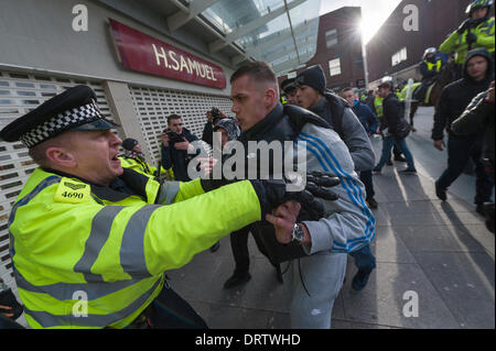 Slough, UK. 1. Februar 2014. Eine große Gruppe von Anhängern der English Defence League marschierten obwohl Slough in Berkshire, während eine Gegendemonstration von der antifaschistischen Bewegung inszeniert und angeschlossenen Credit Gruppen: Lee Thomas/Alamy Live News Stockfoto