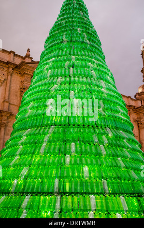 Weihnachtsbaum ​​From recycelten Plastikflaschen in der Stadt Arequipa, Peru. Stockfoto