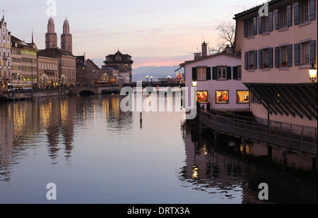 Abends Blick auf Limmat und Böschungen, Zürich, Schweiz Stockfoto