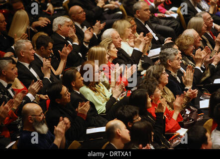 New York, USA. 1. Februar 2014. Das Publikum hat das dritte chinesische Neujahrskonzert vom New York philharmonic Orchestra zum 35. Jahrestag der diplomatischen Beziehungen Sino-US, im Lincoln Center in New York, Vereinigte Staaten, 1. Februar 2014 ansehen © Wu Rong/Xinhua/Alamy Live-Nachrichten Stockfoto
