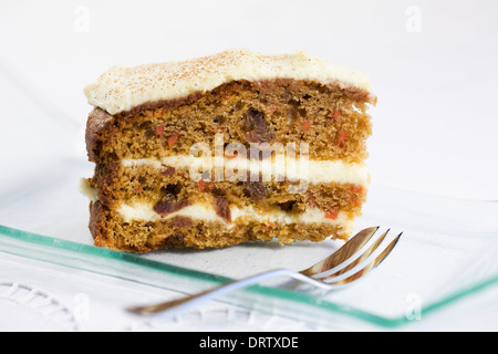 Hausgemachter Karottenkuchen auf eine Servierplatte Glas. Stockfoto