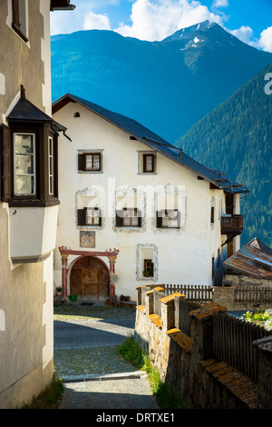 Im Engadin malte das Dorf Guarda - alte 17. Jahrhundert Steinbauten, Schweiz Stockfoto