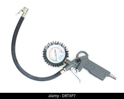 Reifen-Inflator mit Manometer Schuss auf weiß Stockfoto