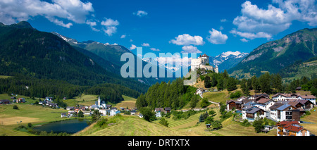 Schloss Tarasp und die Dörfer von Fontana und Tarasp im Unterengadin Tal, Schweiz Stockfoto