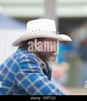 Bärtiger Mann mit einem weißen Stetson - Taralga Rodeo - New South Wales - Australia Stockfoto