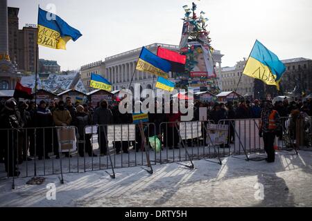 Kiew, Ukraine. 29. Januar 2014. Anti-Regierungs-Demonstranten stehen vor einer Bühne im Independence Square am 28. Januar 2014 in Kiew, Ukraine. Des ukrainischen Präsidenten Viktor Yanukovych hat den Rücktritt von Prime Minster Mykola Asarow übernommen, nachdem die Regierung ein Anti-Protest-Gesetz für nichtig erklärt. Foto von Emeric Fohlen/NurPhoto © Emeric Fohlen/NurPhoto/ZUMAPRESS.com/Alamy Live-Nachrichten Stockfoto