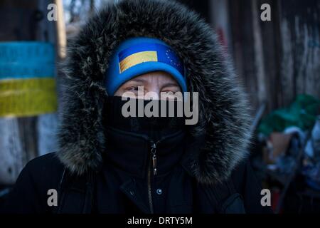 Kiew, Ukraine. 31. Januar 2014. Eine Frau steht in einer Straße Block Barrikade in Kiew am 31. Januar 2014 mit einem Europa-Flagge-Hut. Ukrainische Opposition warnte Samstag das Militär gegen Anti-Regierungs-Demonstranten vor Gesprächen mit US-Außenminister John Kerry in der schlimmsten Krise seit der Unabhängigkeit des Landes bewegen kann. Die Warnung kam Stunden nach der Armee in der Krise zum ersten Mal gewogen fordert Präsident Viktor Yanukovych dringend handeln, um den Aufruhr zu beenden. Foto von Emeric Fohlen/NurPhoto © Emeric Fohlen/NurPhoto/ZUMAPRESS.com/Alamy Live-Nachrichten Stockfoto