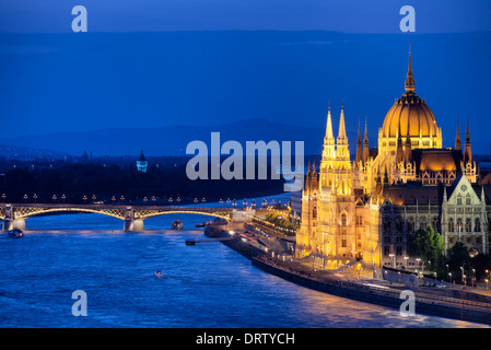 Parlamentsgebäude und Donau Fluss bei Nacht in Budapest, Ungarn. Stockfoto