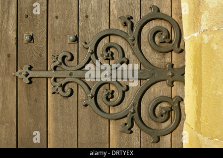 Großen verzierten Metall Scharniere an der Eingangstür des St. Marys Kirche, Beddgelert, Snowdonia, Nordwales Stockfoto