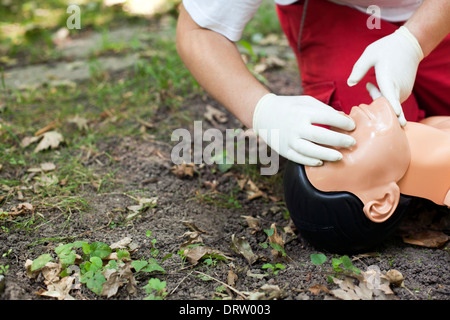 CPR-Praktiker Airways an Dummy Prüfung Stockfoto