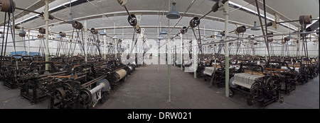 Die vielen Reihen der Webstühle in das Webfach in Queen Street Mühle in Burnley, im Panorama zu sehen. Stockfoto