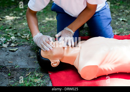 Sanitäter zeigt CPR an dummy Stockfoto