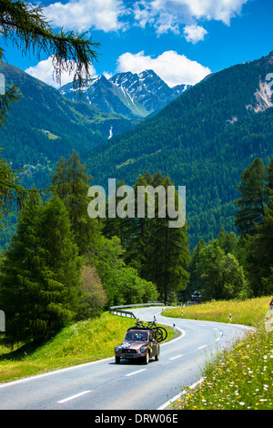 Citroen 2CV mit Heck-Fahrradträger auf touring Urlaub in den Schweizer Alpen, Schweizer Nationalpark, Schweiz Stockfoto