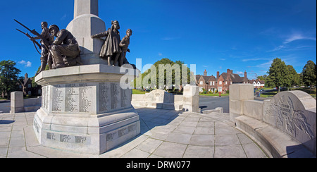 Goscombe John feine bronzenen-Skulpturen schmücken das Kriegerdenkmal am Port Sunlight, gesehen in diesem Panorama. Stockfoto