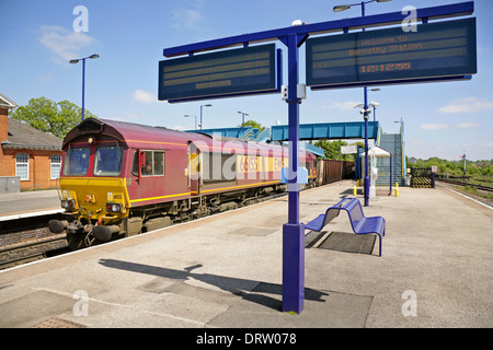 Klasse 66 Diesel Lokomotive 66155 mit Zug der geladenen Kohlewaggons Barnetby Station North Lincolnshire. Stockfoto