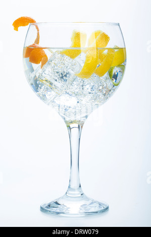 Orange Zitrone und Limette Gin Tonic isoliert auf weißem Hintergrund Stockfoto