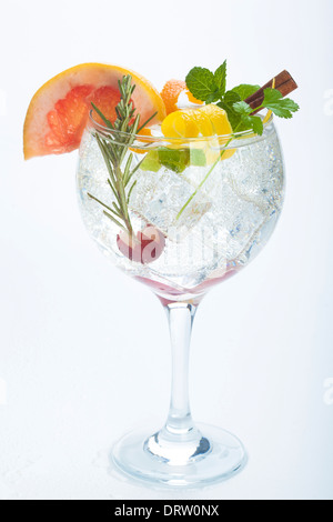 Salat Obst Gin Tonic isoliert auf weißem Hintergrund Stockfoto