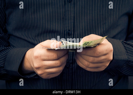 Ein Mann hält in den Händen der polnischen Geld Stockfoto