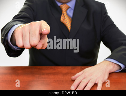 Geschäftsmann zeigte mit dem Finger direkt in die Kamera. Stockfoto