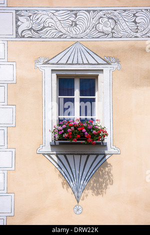 Erker Sgraffito Design auf ein traditionelles Haus in Müstair, Schweiz Stockfoto