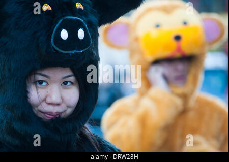 London, UK - 2. Februar 2014: Nachtschwärmer bereiten Sie für die jährliche Parade feiert Chinesisches Neujahr mit 2014 wird das Jahr des Pferdes. Bildnachweis: Piero Cruciatti/Alamy Live-Nachrichten Stockfoto