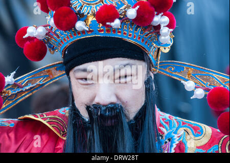 London, UK - 2. Februar 2014: Nachtschwärmer bereiten Sie für die jährliche Parade feiert Chinesisches Neujahr mit 2014 wird das Jahr des Pferdes. Bildnachweis: Piero Cruciatti/Alamy Live-Nachrichten Stockfoto