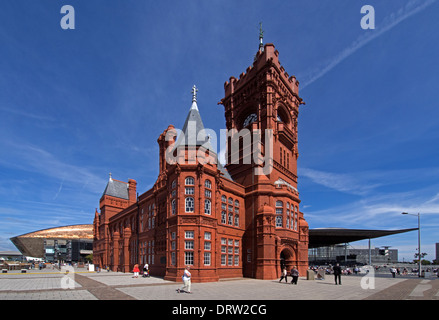 Eine feine viktorianische aus rotem Backstein-Gebäude ziert noch Cardiff Wasser, mit der Nationalversammlung und Millenium Centre über. Stockfoto