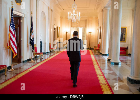 US Präsident geht allein auf dem roten Teppich der Kreuz-Halle des weißen Hauses 8. August 2013 in Washington, DC. Stockfoto