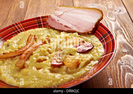 Artsoppa Erbsensuppe - Ärtsoppa. Traditionelle schwedische Küche Teller Stockfoto