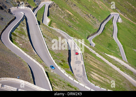 Autos auf der Stelvio Pass, Passo Dello Stelvio, Stilfser Joch, auf der Strecke nach Prato, in den östlichen Alpen in Norditalien Stockfoto