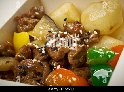 Essen zum Mitnehmen-Rindfleisch in Scheiben schneiden und potato.chinese Küche in Take-out-Box Stockfoto