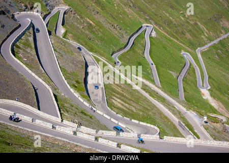 Autos auf der Stelvio Pass, Passo Dello Stelvio, Stilfser Joch, auf der Strecke nach Prato, in den östlichen Alpen in Norditalien Stockfoto