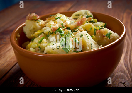 Kartoffelsalat - traditionelle deutsche Kartoffel salad.farmhouse Küche Stockfoto