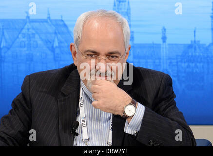 München, Deutschland. 2. Februar 2014. Der iranische Außenminister Javad Zarif ist bei der 50. München Security Conference (MSC) in München, Deutschland, 2. Februar 2014 abgebildet. Rund 20 Staats- und mindestens 50 Außen- und Verteidigungspolitik werden Minister an der Konferenz teilzunehmen, d.h. bis zum 02 Februar erwartet. Foto: Tobias Hase/Dpa/Alamy Live News Stockfoto