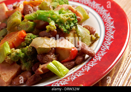 Cassoulet mit Wurst aus Schweinefleisch und Bohnen in den Topf Stockfoto