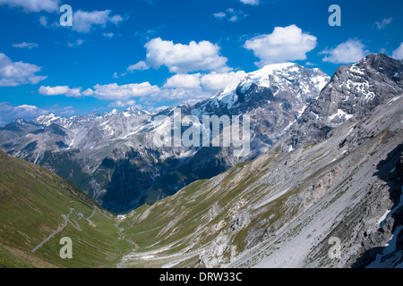 Das Stilfser Joch (links) in die Ortler-Alpen - Passo Dello Stelvio, Stilfser Joch - in den östlichen Alpen in Norditalien Stockfoto