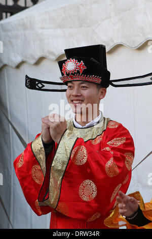 London UK. 2. Februar 2014. Ein Mann stellt in traditioneller chinesischer Kleidung bereit für die Parade in während der Chinese New Year Festival Kredit: Keith Larby/Alamy Live News Stockfoto