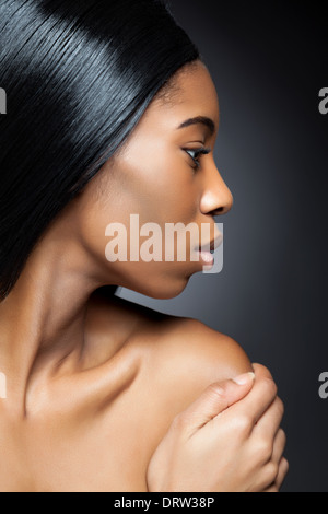 Junge schwarze Schönheit mit langen Haaren Stockfoto