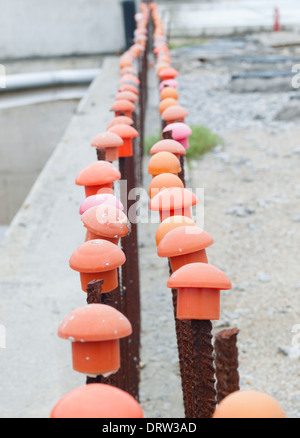 Eisenstangen an einem Werk. Die Eisengitter sind Bestandteil der Stiftung eines Gebäudes. Stockfoto