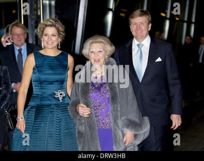 Ahoy Rotterdam, Niederlande. 1. Februar 2014. König Willem-Alexander, Königin Maxima (L) und Prinzessin Beatrix der Niederlande zu besuchen die nationalen Feier der Königin Beatrix Herrschaft in Ahoy Rotterdam, Niederlande, 1. Februar 2014. Ausschusses für nationale Investitur organisierte eine Feier danke Beatrix für ihre 33 regierende Königin der Niederlande mit der Show "Beatrix, traf Hart En Ziel" (mit Herz und Seele). Es ist das Ende der Feier der Investitur-Komitees. Prinzessin Beatrix war Königin von 30. April 1980 bis 30. April 2013. Foto: Albert Nieboer / Stockfoto