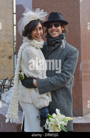 Porträt eines Paares nur, nachdem sie im Zentrum von Manhattan, New York City im Rathaus geheiratet haben Stockfoto