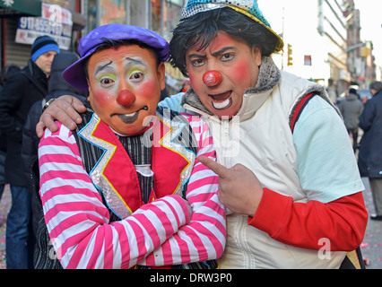 2 mexikanische amerikanische Clowns auf das chinesische Neujahr parade Mott Street in Chinatown, New York City. Stockfoto