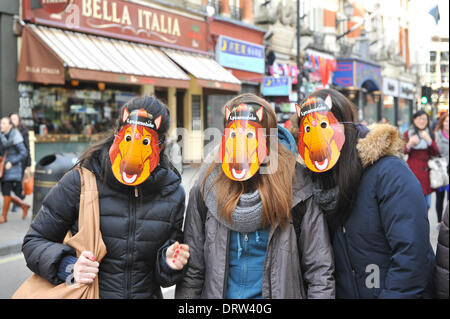 Charing Cross Road, London, UK. 2. Februar 2014. Menschen mit Pferd Masken als Chinatown das Jahr des Pferdes feiert. Bildnachweis: Matthew Chattle/Alamy Live-Nachrichten Stockfoto