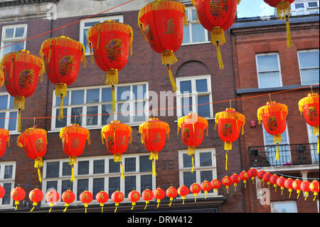 Gerard Street, London, UK. 2. Februar 2014. Laternen in der Gerrard Street als Chinatown feiert das Jahr des Pferdes. Bildnachweis: Matthew Chattle/Alamy Live-Nachrichten Stockfoto