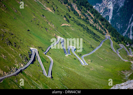 Autos auf der Stelvio Pass, Passo Dello Stelvio, Stilfser Joch, auf der Strecke in Richtung Bormio in den östlichen Alpen in Norditalien Stockfoto