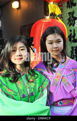 Gerard Street, London, UK. 2. Februar 2014. Zwei Mädchen in traditionellen Chines Kostüm auf Gerard Street, Chinatown feiert das Jahr des Pferdes. Bildnachweis: Matthew Chattle/Alamy Live-Nachrichten Stockfoto