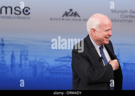 München, Deutschland. 2. Februar 2014. US-Senator John McCain besucht Meeting-Sitzung von der Münchner Sicherheitskonferenz in München, am 2. Februar 2014. 50. Münchner Sicherheitskonferenz startete Freitagnachmittag im südlichen deutschen Stadt München und läuft bis Sonntag. © Zhang Fan/Xinhua/Alamy Live-Nachrichten Stockfoto