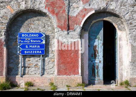 Wegweiser auf der Stelvio Pass, Passo Dello Stelvio, Stilfser Joch, in Norditalien verweist auf Bozen, Santa Maria und Svizzera Stockfoto