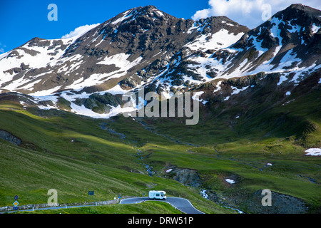 Touring RV Motorhome auf der Stelvio Pass, Passo Dello Stelvio, Stilfser Joch, auf dem Weg nach Bormio, in den Alpen in Norditalien Stockfoto